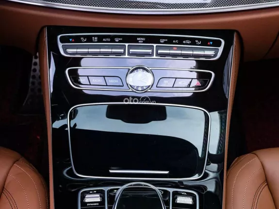 Mercedes-Benz E300 AMG 2020 - Xe màu đen, nội thất nâu, giá tốt liên hệ em