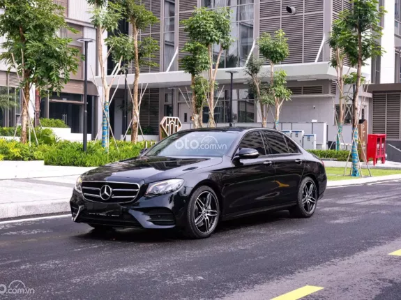 Mercedes-Benz E300 AMG 2020 - Xe màu đen, nội thất nâu, giá tốt liên hệ em