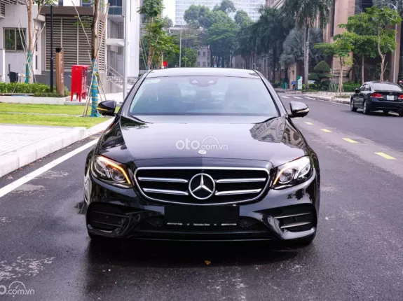 Mercedes-Benz E300 AMG 2020 - Xe màu đen, nội thất nâu, giá tốt liên hệ em