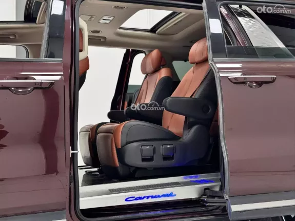 Kia Carnival 2.2D Signature 2022 - Odo 35.000km