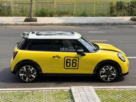 Mini Cooper S 3 cửa 2024 - Màu vàng nổi bật, nội thất xanh độc đáo