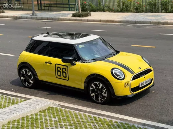 Mini Cooper S 3 cửa 2024 - Màu vàng nổi bật, nội thất xanh độc đáo
