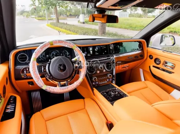 Rolls-Royce Cullinan Black Badge 2025 - Mới tinh đã ra biển giá hợp lý
