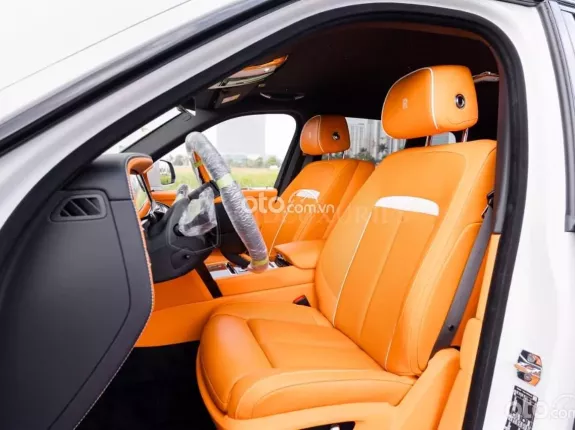 Rolls-Royce Cullinan Black Badge 2025 - Mới tinh đã ra biển giá hợp lý