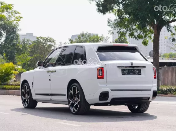 Rolls-Royce Cullinan Black Badge 2025 - Mới tinh đã ra biển giá hợp lý