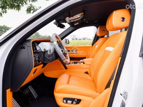Rolls-Royce Cullinan Black Badge 2025 - Mới tinh đã ra biển giá hợp lý