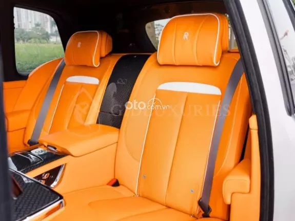 Rolls-Royce Cullinan Black Badge 2025 - Mới tinh đã ra biển giá hợp lý