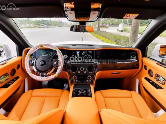 Rolls-Royce Cullinan Black Badge 2025 - Mới tinh đã ra biển giá hợp lý