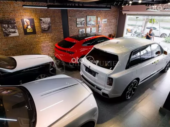 Rolls-Royce Cullinan Black Badge 2025 - Mới tinh đã ra biển giá hợp lý