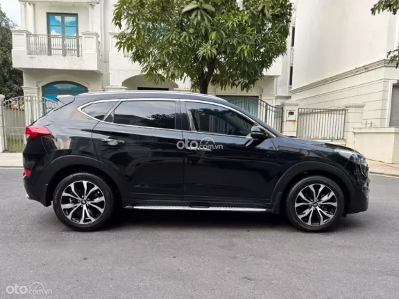 Hyundai Tucson 2.0 Tiêu chuẩn 2018 - SUV 5 chỗ gầm cao, Máy xăng số tự động