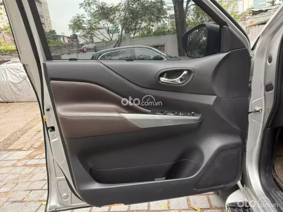 Nissan Terra 2018 - Xe đẹp màu bạc