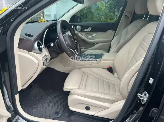 Mercedes-Benz GLC 300 4Matic 2021 - Xe sang trọng màu đen nội thất kem