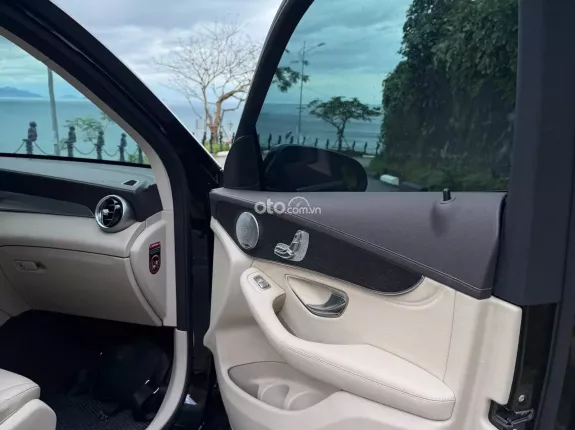 Mercedes-Benz GLC 300 4Matic 2021 - Xe sang trọng màu đen nội thất kem
