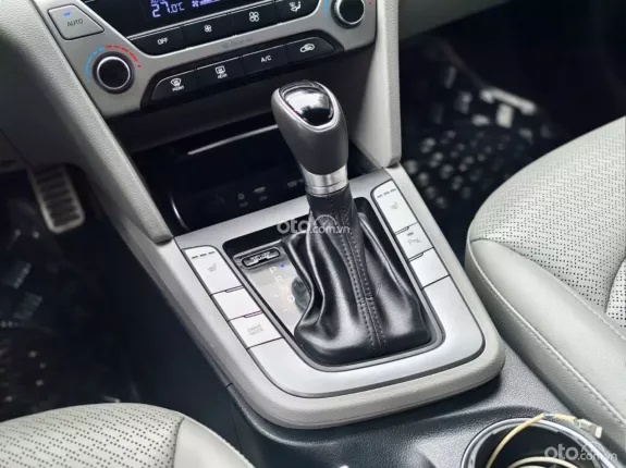 Hyundai Elantra   2.0 AT 2019 - Xe cực đẹp, đăng ký 2020