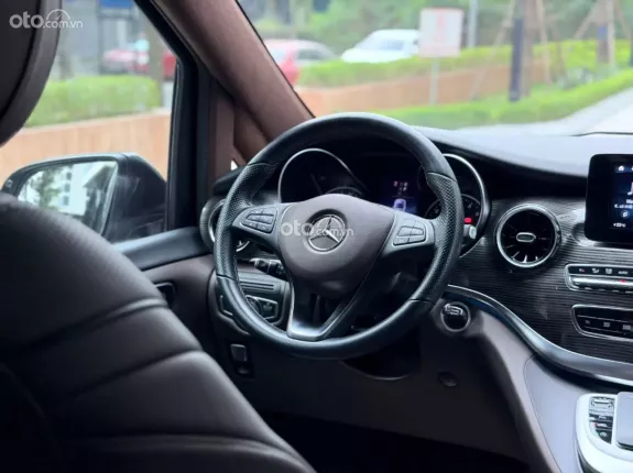 Mercedes-Benz V250 Luxury 2022 - Xe màu đen nội thất nâu