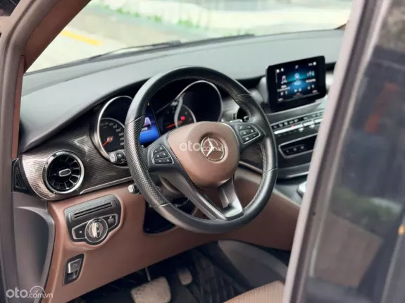 Mercedes-Benz V250 Luxury 2022 - Xe màu đen nội thất nâu