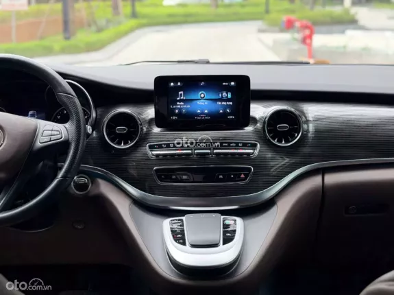 Mercedes-Benz V250 Luxury 2022 - Xe màu đen nội thất nâu