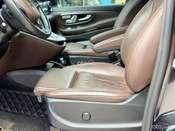 Mercedes-Benz V250 Luxury 2022 - Xe màu đen nội thất nâu