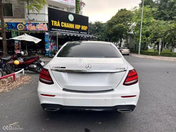 Mercedes-Benz E300 AMG 2020 - Xe trắng nội thất nâu