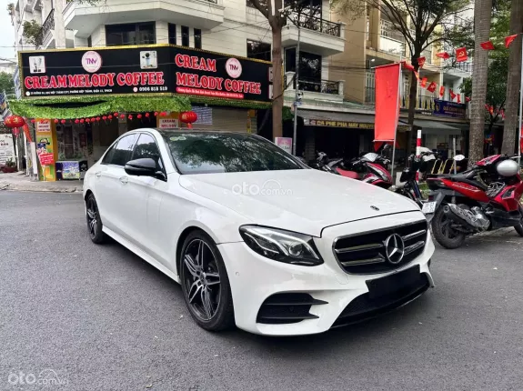Mercedes-Benz E300 AMG 2020 - Xe trắng nội thất nâu