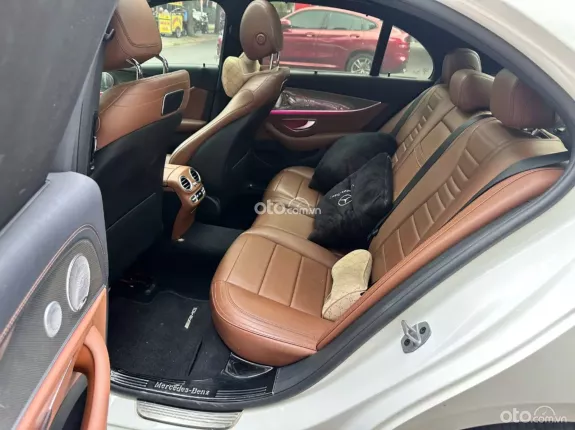 Mercedes-Benz E300 AMG 2020 - Xe trắng nội thất nâu