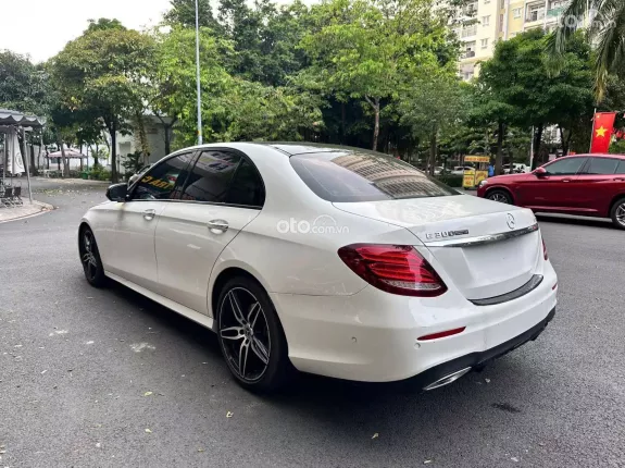 Mercedes-Benz E300 AMG 2020 - Xe trắng nội thất nâu