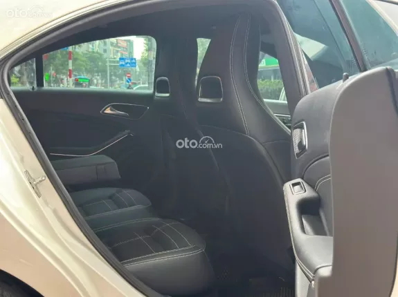 Mercedes-Benz CLA 200 1.6 I4 2015 - Xe màu trắng nội thất đen, giá rẻ