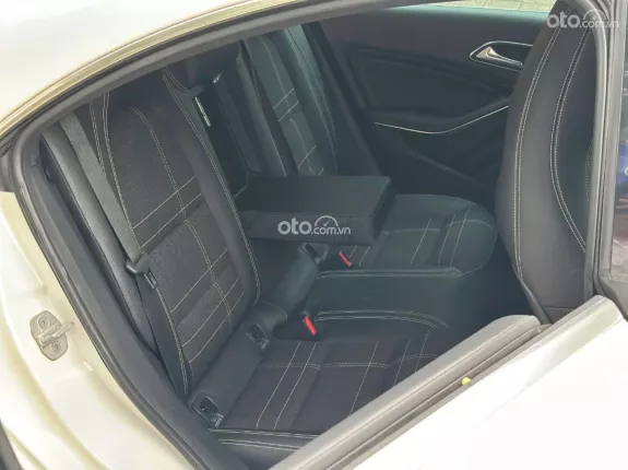 Mercedes-Benz CLA 200 1.6 I4 2015 - Xe màu trắng nội thất đen, giá rẻ