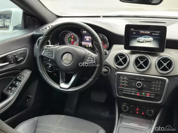 Mercedes-Benz CLA 200 1.6 I4 2015 - Xe màu trắng nội thất đen, giá rẻ