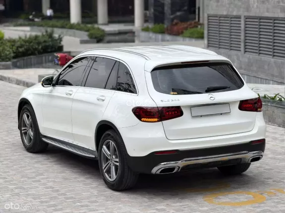 Mercedes-Benz GLC 200 4Matic 2021 - Xe màu trắng, nội thất kem sang trọng