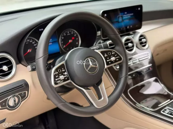 Mercedes-Benz GLC 200 4Matic 2021 - Xe màu trắng, nội thất kem sang trọng