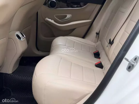 Mercedes-Benz GLC 200 4Matic 2021 - Xe màu trắng, nội thất kem sang trọng