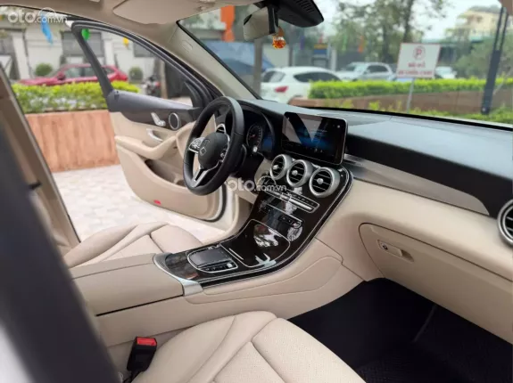Mercedes-Benz GLC 200 4Matic 2021 - Xe màu trắng, nội thất kem sang trọng