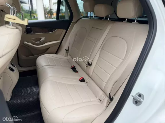 Mercedes-Benz GLC 200 4Matic 2021 - Xe màu trắng, nội thất kem sang trọng