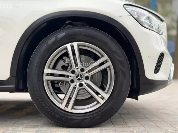 Mercedes-Benz GLC 200 4Matic 2021 - Xe màu trắng, nội thất kem sang trọng
