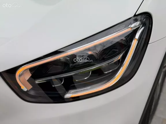 Mercedes-Benz GLC 200 4Matic 2021 - Xe màu trắng, nội thất kem sang trọng