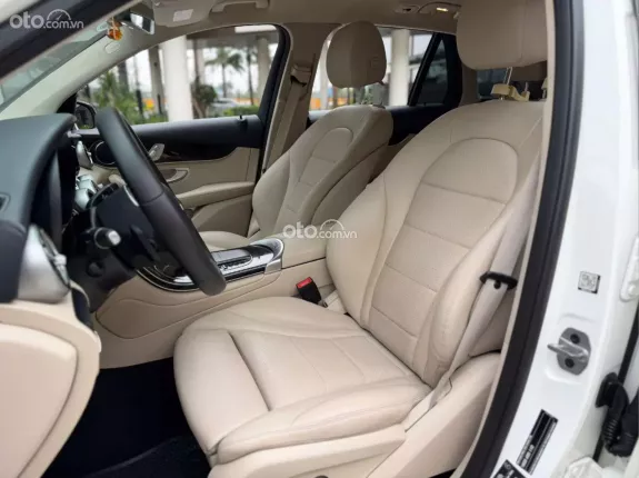 Mercedes-Benz GLC 200 4Matic 2021 - Xe màu trắng, nội thất kem sang trọng