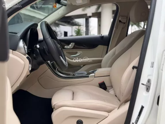Mercedes-Benz GLC 200 4Matic 2021 - Xe màu trắng, nội thất kem sang trọng