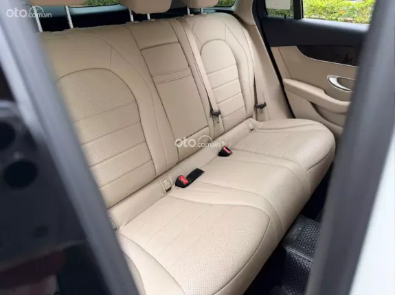 Mercedes-Benz GLC 200 4Matic 2021 - Xe màu trắng, nội thất kem sang trọng