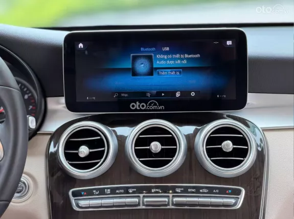 Mercedes-Benz GLC 200 4Matic 2021 - Xe màu trắng, nội thất kem sang trọng