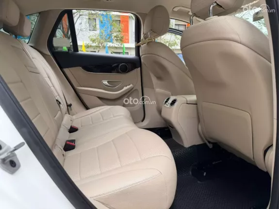 Mercedes-Benz GLC 200 4Matic 2021 - Xe màu trắng, nội thất kem sang trọng
