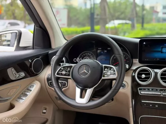 Mercedes-Benz GLC 200 4Matic 2021 - Xe màu trắng, nội thất kem sang trọng