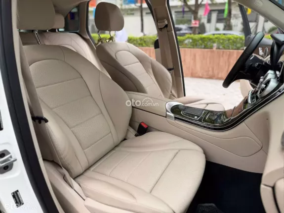 Mercedes-Benz GLC 200 4Matic 2021 - Xe màu trắng, nội thất kem sang trọng