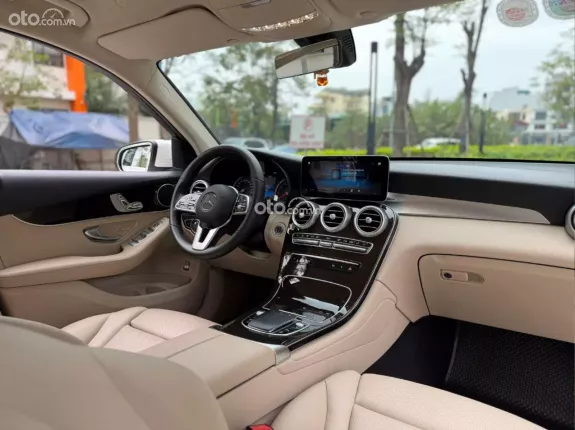 Mercedes-Benz GLC 200 4Matic 2021 - Xe màu trắng, nội thất kem sang trọng