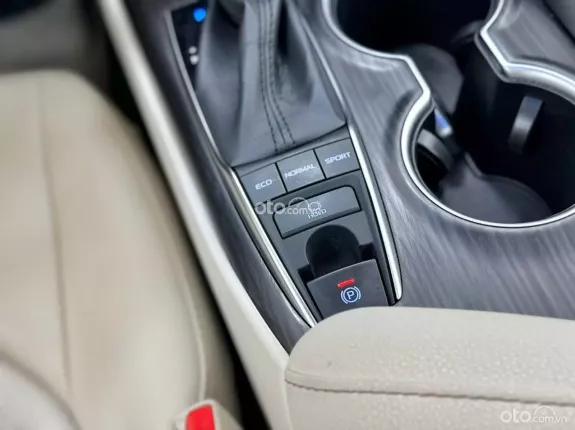 Toyota Camry 2.0Q 2023 - Hỗ trợ vay ngân hàng tối đa 60-70% với lãi suất tốt nhất