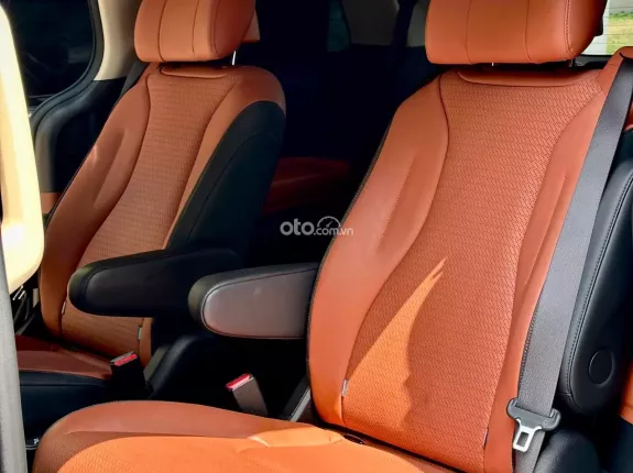 Kia Carnival 2.2D Signature 2023 - Signature bản cao nhất, ODO siêu thấp, giá cực tốt