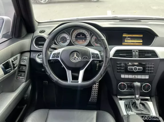 Mercedes-Benz C300 AMG 2011 - Nội ngoại thất rất mới
