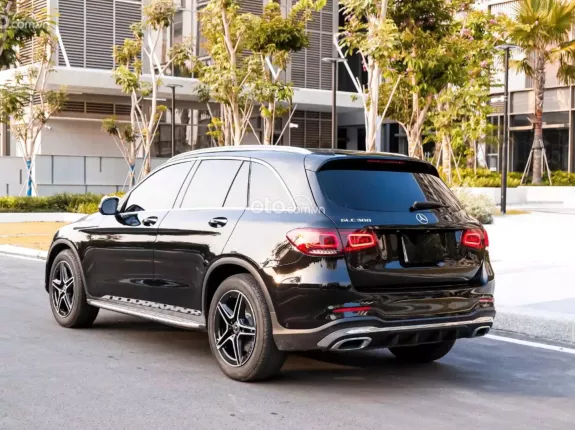 Mercedes-Benz GLC 300 4Matic 2021 - Model 2022, Xe màu đen nội thất kem