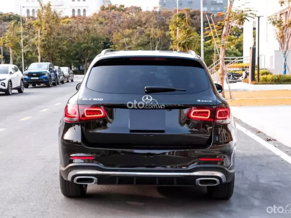 Mercedes-Benz GLC 300 4Matic 2021 - Model 2022, Xe màu đen nội thất kem