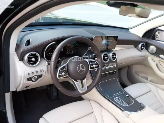 Mercedes-Benz GLC 300 4Matic 2021 - Model 2022, Xe màu đen nội thất kem